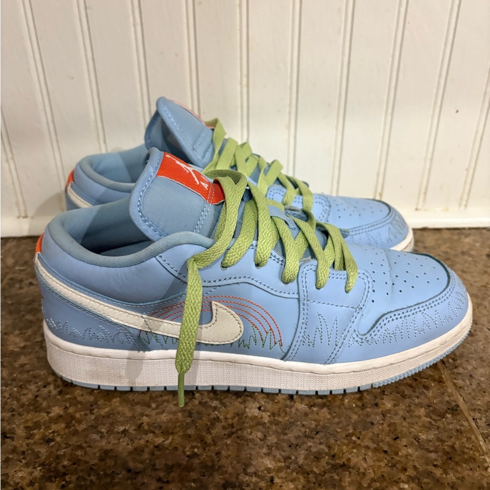 Boys Air Jordan 1 Low SE GS "Stitch" in Psychic Blue/Sail-Vivid Green-